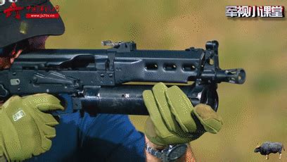 4.PP-90M1冲锋枪：该枪械从外形上看跟赫赫有名的野牛冲锋枪很酷似，其实其内部结构是一个全新的设计；该冲锋枪口径为9毫米，射程二百米，全长 ...