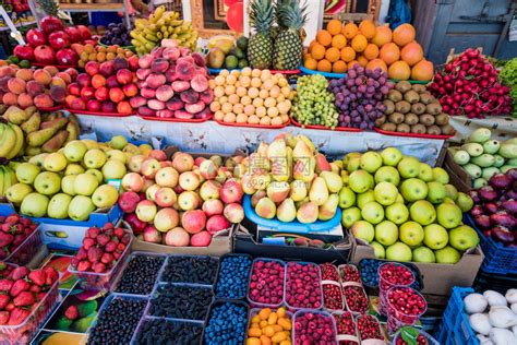 水果市场有各种丰富多彩的新鲜水果农民市场的水果高清图片下载-正版图片304338697-摄图网