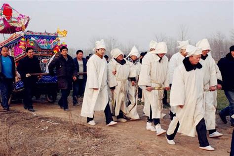 福建漳州农村出殡民俗仪式，几百人为老人送行_腾讯视频