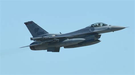 乌克兰官员称乌方将很快获得F-16战机 飞行员已赴美受训_凤凰网