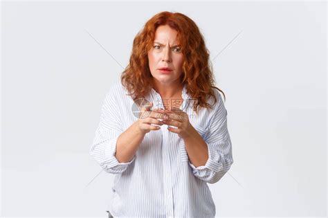 困惑的中年红发女人的肖像高清图片下载-正版图片506745153-摄图网