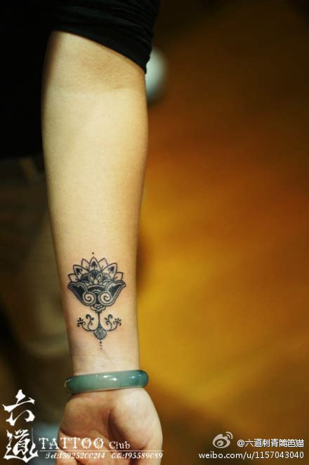 女生手臂唯美的梵花纹身图案