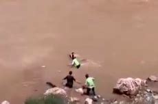 甘孜35岁女子驾车翻下悬崖坠河，交警下河救人：再晚一会儿就被冲走了_凤凰网