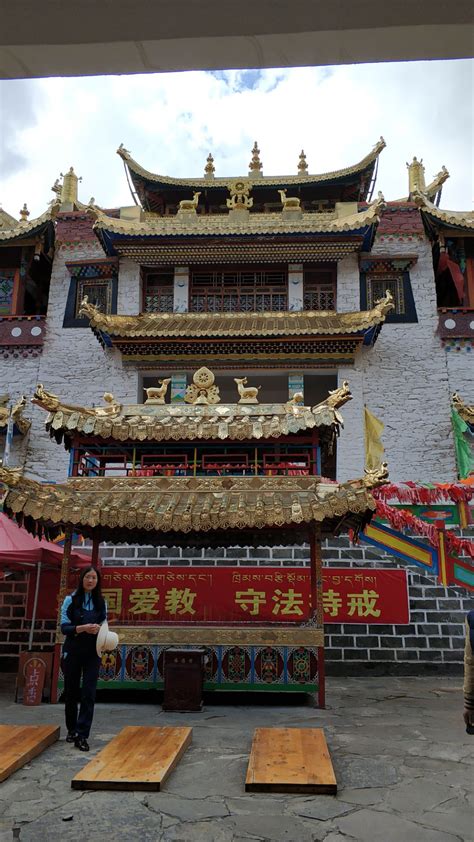 2024早饭后，到达理塘的喇嘛寺长青春科尔寺。极具藏族特色的路灯。寺庙前面有很多藏民在转白塔。进入寺庙大院_理塘寺-评论-去哪儿攻略