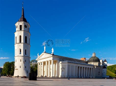 维尔纽斯，立陶宛-2019年7月：鸟瞰塔大天使Raphhael`的教堂和维尔纽斯商业中心。视频特效素材-千库网