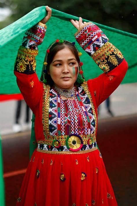 阿富汗妇女发起时尚抗议，称五颜六色的服饰才是她们的传统服装__财经头条