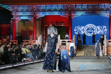 中国文艺网_“青出于蓝”南通蓝印花布服饰秀亮相北京
