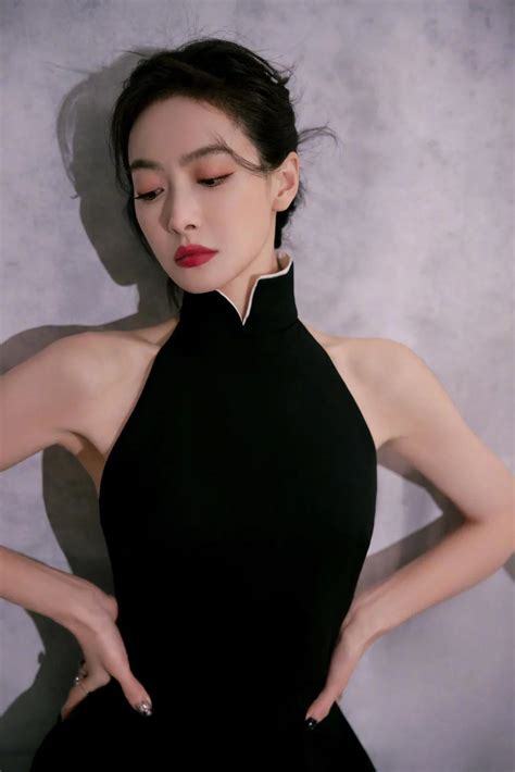 宋茜一袭黑色高定礼裙，中式领口加露背设计，简洁而温婉