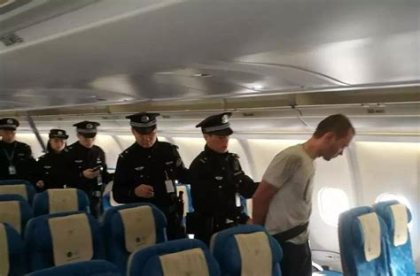 外籍旅客机上醉酒闹事被拘_手机凤凰网