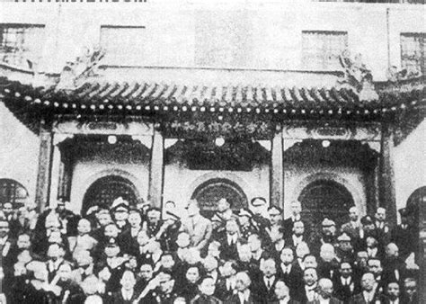 伪中华民国临时政府成立后，其成员于1937年12月16日赴天津访问其日本主子寺内寿一(前排左4)-中国抗日战争-图片