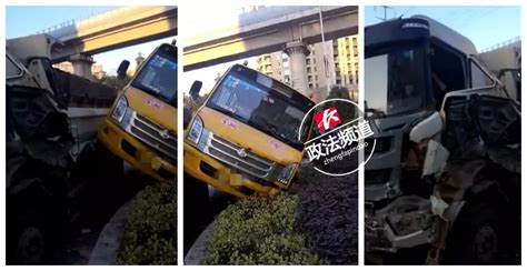 长沙一校车与渣土车相撞，事故致校车上二人受伤（视频）-现场-长沙晚报网