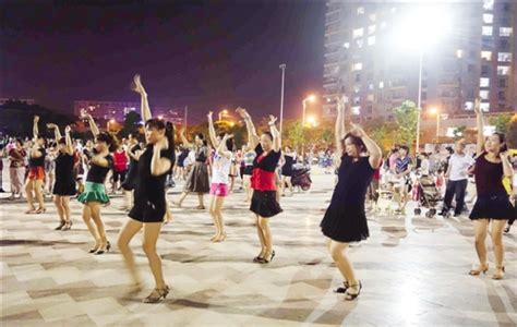 在高速路跳广场舞 广场舞大妈是群怎样的人?_社会新闻_南方网