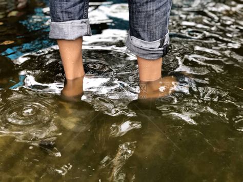 人在肮脏的洪水中行走高清图片下载-正版图片506214697-摄图网