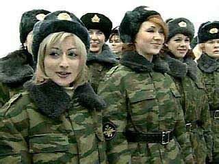 强悍而又美丽的俄罗斯女兵，编制12万人，战场上很难识别军衔_迷彩服