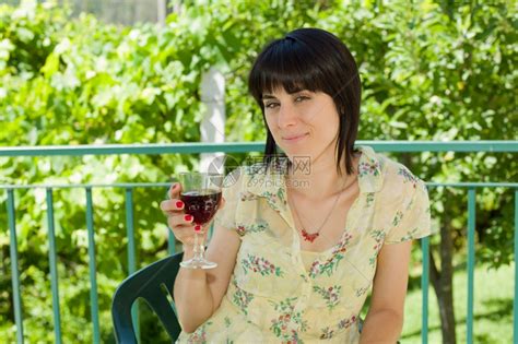女人在户外葡萄园喝红酒高清图片下载-正版图片303837171-摄图网