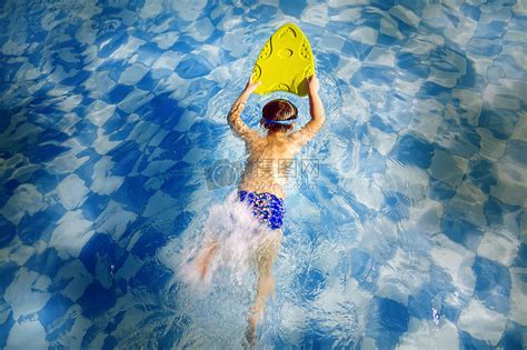 小男孩在泳池游泳高清图片下载-正版图片501651358-摄图网