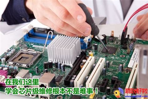 亚洲工程师修理工双手戴着黑色手套，将芯片处理器CPU插入电脑或笔记本电脑的插座中高清摄影大图-千库网