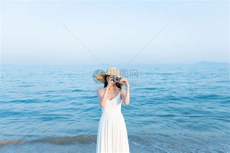 拍照摄影的海边女生高清图片下载-正版图片501608002-摄图网