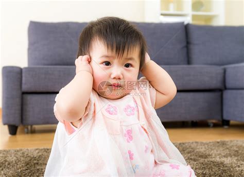 亚洲女婴捂耳朵高清图片下载-正版图片504793274-摄图网
