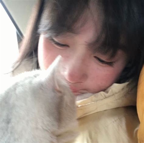头像抱猫拿口红甜美女生