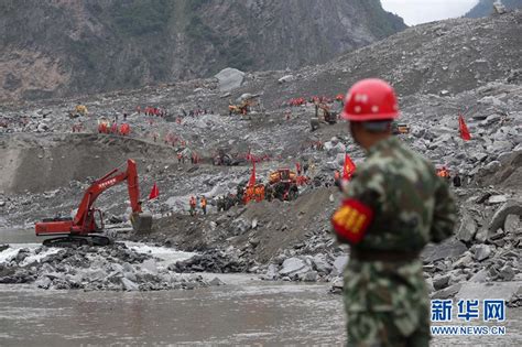 四川茂县山体垮塌救援者：一大块山都塌下来了_手机新浪网