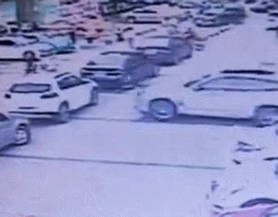 深圳一轿车突然加速撞倒岗亭致保安受伤，交警：正在处理中_凤凰网视频_凤凰网