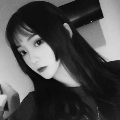 甜美女生头像黑白高冷