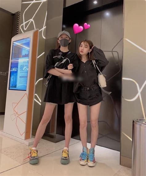 关晓彤和表妹在电梯口合照，看到两人腿型：这是什么神仙基因？ - 360娱乐，你开心就好