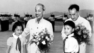 1950年一位广东妇女指着报上的越南领导人胡志明：这是我的丈夫 - 知乎