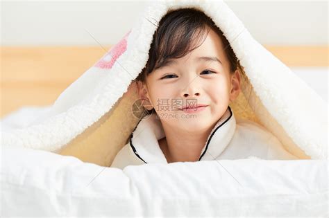 小女孩趴在床上高清图片下载-正版图片501556170-摄图网