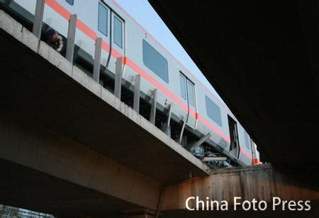 火车突然脱轨，看着真让人担心，网友：还是国内的火车安全！_腾讯视频