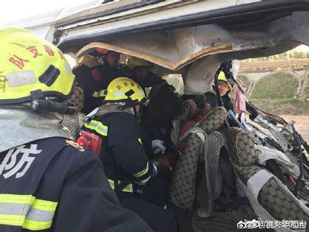 陕西西禹高速公路发生8车连撞 已致2人死亡(图)|西禹高速公路|8车连撞_新浪新闻