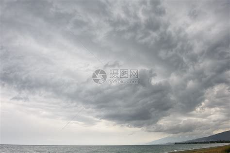 暴雨海滩上空乌云密布高清图片下载-正版图片507272994-摄图网