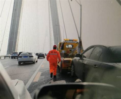 武汉二七长江大桥掉下冰凌砸中两辆车 桥面交通几近瘫痪_大楚网_腾讯网