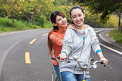 非主流骑车学生头像女生