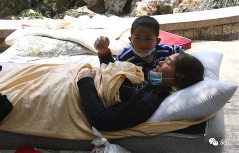 男童10年前被记者背出汶川地震震中 如今想说谢谢