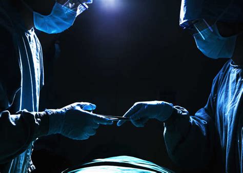 做手术的两名医生图片-正在手术室做手术的两名医生素材-高清图片-摄影照片-寻图免费打包下载