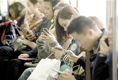 地铁上低头族 最易丢东西 多数丢在安检口|手机|苹果_凤凰资讯