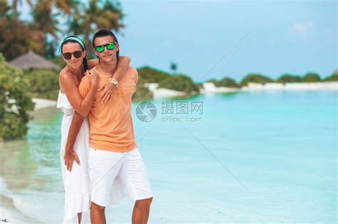 暑假,假期,约会旅游快乐的夫妇热带海滩背景下玩得很开心高清图片下载-正版图片300397948-摄图网