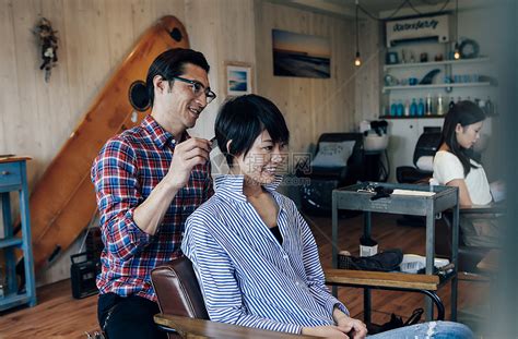理发师在理发店剪头发高清图片下载-正版图片507427597-摄图网