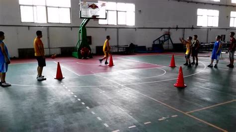 篮球基本功之三角传球练习
