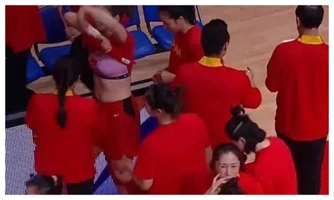 女篮球员李梦曾因球场换衣服而爆红，身材出众被球迷赞叹|女篮|李梦|中国女篮_新浪新闻