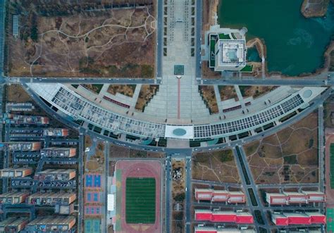 亚洲第一长教学楼长700多米，能容纳万名学生，造型更“奇葩”_河南省