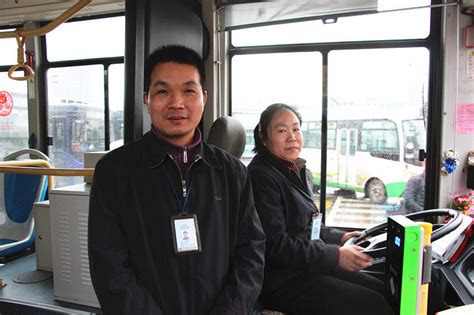 公交司机夫妻档 15年没有一起吃过年夜饭 -幻灯图 - 东南网