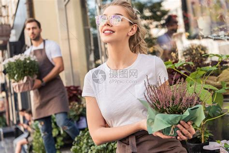 有吸引力的花店家在花店附近拿着美味的沙拉花朵高清图片下载-正版图片503379795-摄图网
