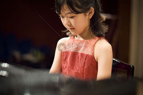 美丽的小女孩在小提琴上演奏音乐高清图片下载-正版图片320827853-摄图网