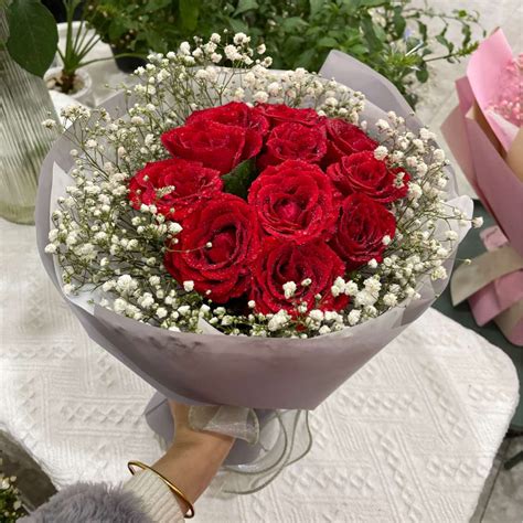 满天星红玫瑰花束，女孩子最爱的情人节花束__财经头条