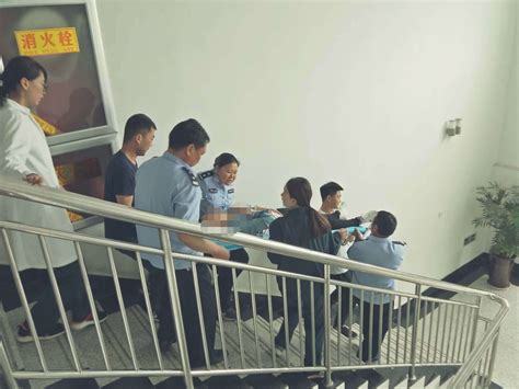 潍坊诸城：女子过度紧张，晕倒在科目一考场门口_凤凰资讯