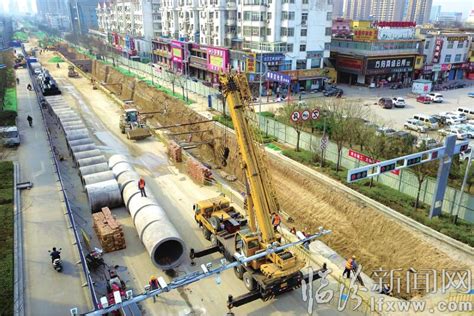 临汾市区向阳西路道路改造工程开始进行排水管道吊装作业_临汾新闻网