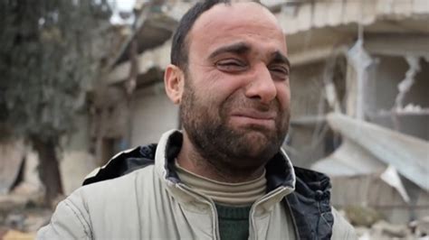 叙利亚男子震中失去12位亲人崩溃大哭：我已无家可归_关键帧_澎湃新闻-The Paper